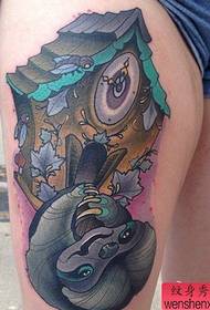 Modello tatuaggio stile scuola colore gamba