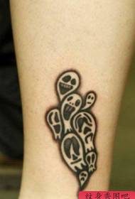 Simpatičen majhen vzorec tatoo lobanje na nogah