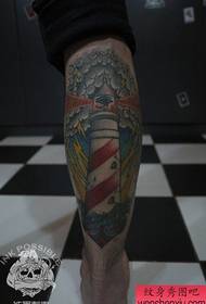 Un motif de tatouage phare populaire pour les jambes