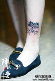 Patró de tatuatge d'amor amb estampat de lleopard a les potes petites de les nenes