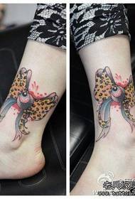 Graži ir stilinga leopardo spausdinimo lankų tatuiruotė ant mergaičių kojų