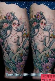 Noga u boji figura djevojka tetovaža rad