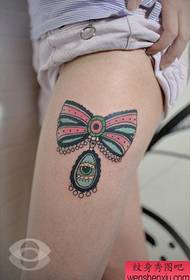 美麗的女人的腿美麗流行花邊弓紋身圖案