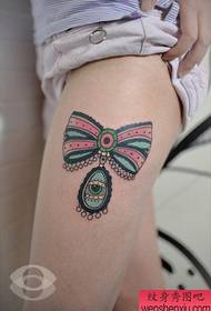 Bellissimo modello di tatuaggio con fiocco in pizzo popolare per gambe di belle donne
