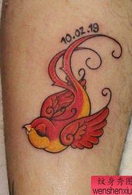 一隻腿彩色的燕子紋身圖案