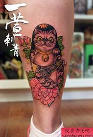 पैरों पर लोकप्रिय बिल्ली बिल्ली टैटू