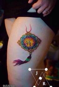 Immagini colorate del tatuaggio del sacchetto di benedizione delle gambe femminili