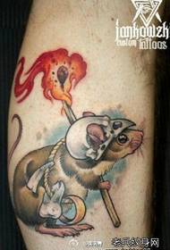 Een coole trend van muis-tatoeages op de benen