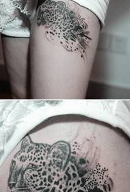 Klassisk smuk leopard tatoveringsmønster til pigers ben
