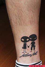 Spettacolo di tatuaggi, consiglia una mano della gamba che tiene le opere del tatuaggio del tatuaggio a mano