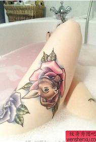 Tatuaggi di cervi di gambe di donna funziona