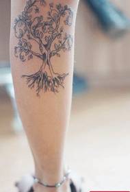 modello di tatuaggio dell'albero di una gamba di donna