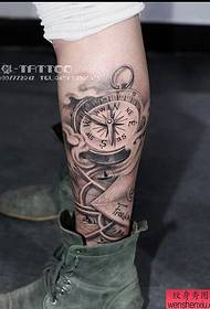 Kompas tetovaža kompasa za noge