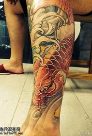 La typographie traditionnelle de la carpe du lotus couleur de la jambe fonctionne par partage de tatouage