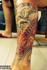 Tipografia tradicionale e lotit me ngjyra të këmbëve punon me anë të tatuazheve