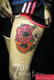 Znakomity popularny wzór tatuażu różanego dla nóg pięknych kobiet