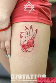 Čudovit ženski buda z majhnim vzorcem tetovaže zlate ribice