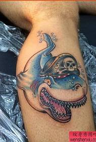 Travail de tatouage de requin