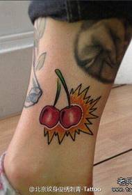 Симпатичные вишневые татуировки на лодыжке делятся татуировками
