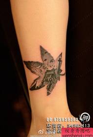 Gambe classiche popolari con un disegno del tatuaggio foglia e chiesa
