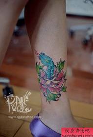На ногах дівчат популярний класичний візерунок татуювання з троянд і змій