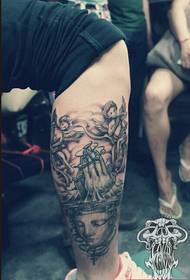 As tatuagens nas pernas de Maria Little Angel são compartilhadas pelo melhor museu de tatuagens