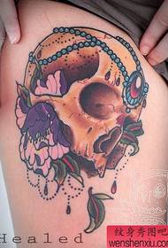Spettacolo di tatuaggi, consiglia un tatuaggio sulla coscia di una donna