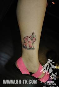 Aranyos és aranyos kis elefánt tetoválás minta a lányok lábai