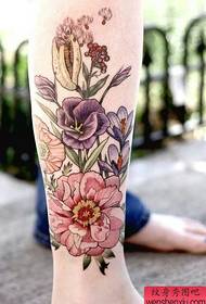 Pekerjaan tato bunga warna kaki