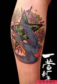 女生腿部流行流行的燕子纹身图案