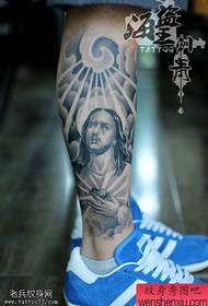 Kojų juodai baltas Jėzaus tatuiruotes dalijasi tatuiruotėmis