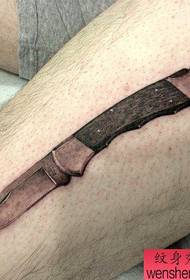 персоналізована татуювання кинджалом на стегні