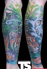 një punë tatuazhesh tigri me këmbë në këmbë