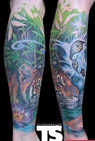 un tatuaggio di tigre con le gambe sulla gamba