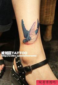 Женски крак лијеп и популаран узорак мале тетоваже за гутање