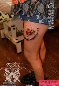 Donna gambe colorate diamante alfabeto tatuaggio alfabeto