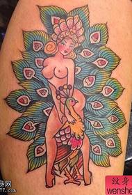 I tatuaggi del pavone della gamba sono condivisi dai tatuaggi