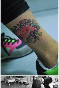Cov poj niam txhais ceg nrov hauv lub hnab ntawv tattoo zoo nkauj