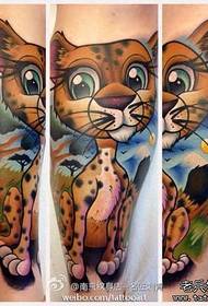 Një model klasik tatuazhi i stilit evropian dhe amerikan të leopardit