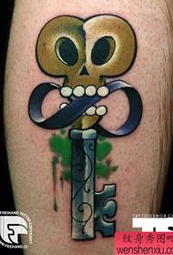 un tatuaggio chiave creativo sulla gamba