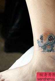 Tatuaggi di elefante colorati gambe di donna
