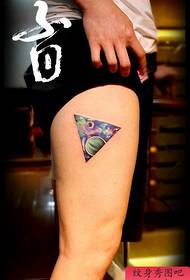 Bacaklarda güzel popüler yıldızlı üçgen dövme deseni