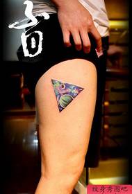Modello di tatuaggio triangolo stellato splendidamente popolare sulle gambe
