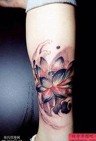 Lotus-tatoeëring van beenkleure word deur die Tattoo Hall gedeel  45189 @ Tattoo show, beveel 'n tatoeëring aan op die bene