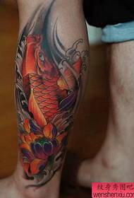 Trabalho tradicional da tatuagem da lula da cor da perna