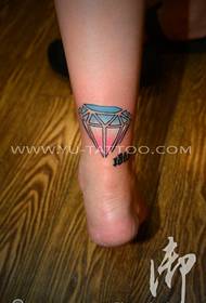 Spettaculu di tatuaggi, cunsigliate un travagliu di tatuu di diamante di u culore di u piede di una donna