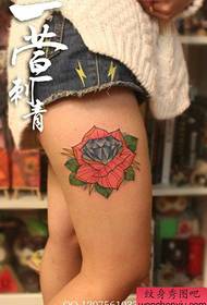 Ang magagandang binti ng kababaihan ay pop magagandang diamante at pattern ng tattoo ng rosas