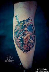 Нога моды крутой рисунок татуировки акулы