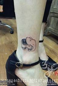 uma tatuagem de elefante no tornozelo