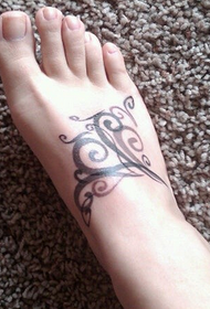 Jednostavna Totemova tetovaža za stopala za djevojčice